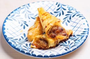 Cucurucho de Pera Confitada con Hilos de Pato