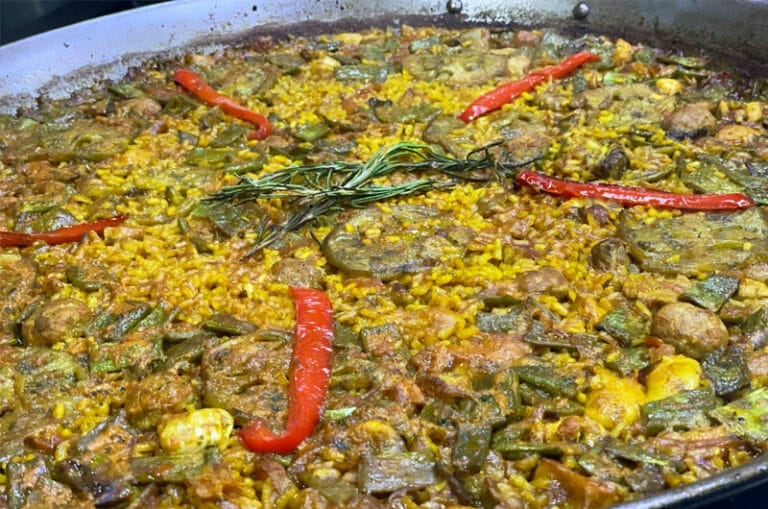 Paella Valenciana (Pollo, Costilla y Verdura)